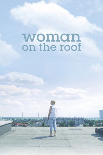 Une femme sur le toit